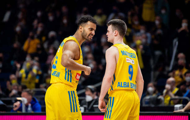 在中场提供 在中场提供